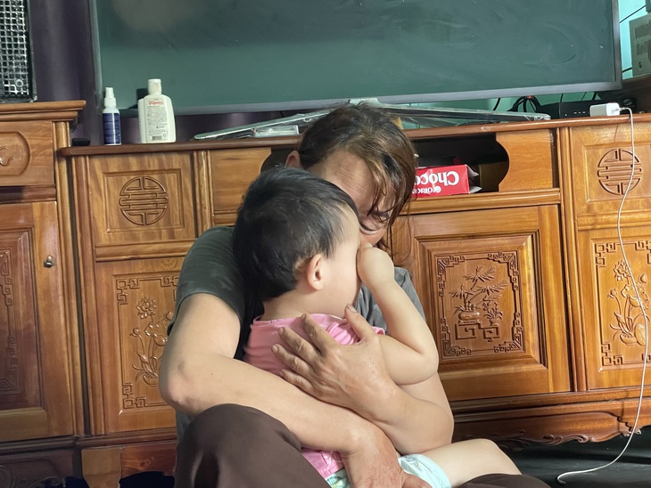 Mẹ nghèo ôm cháu nhỏ khóc thương con gái tử vong ở nước ngoài- Ảnh 3. Mẹ nghèo ôm cháu nhỏ khóc thương con gái tử vong ở nước ngoài- Ảnh 3.