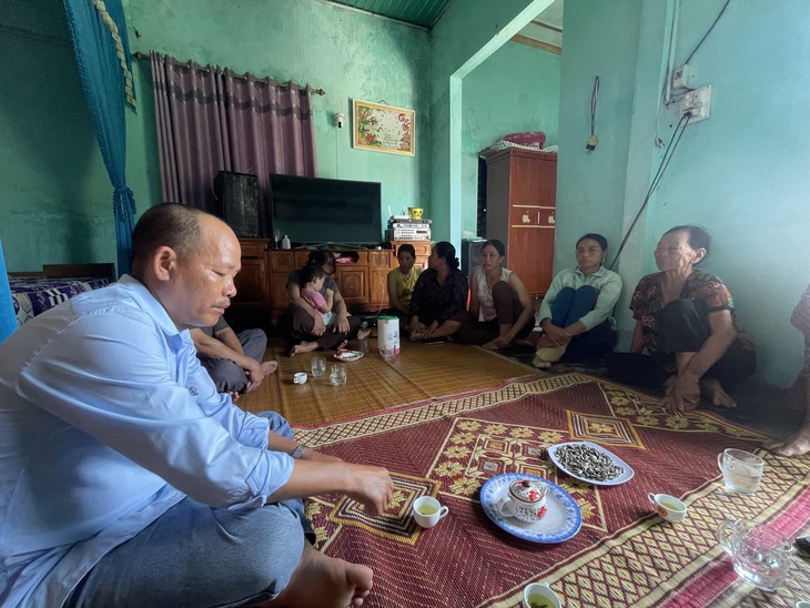 Mẹ nghèo ôm cháu nhỏ khóc thương con gái tử vong ở nước ngoài- Ảnh 2. Mẹ nghèo ôm cháu nhỏ khóc thương con gái tử vong ở nước ngoài- Ảnh 2.