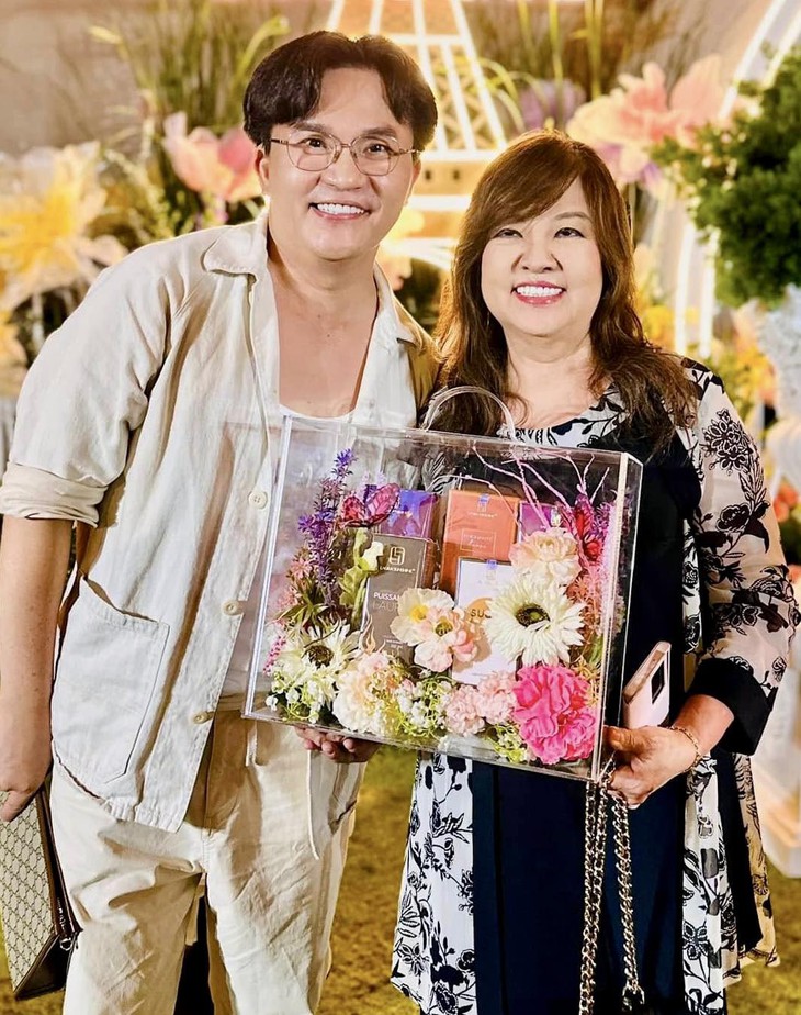 Trước khi mẹ qua đời đột ngột, MC Đại Nghĩa đã hiếu thảo tặng căn biệt thự ở Mỹ cho đấng sinh thành- Ảnh 1.