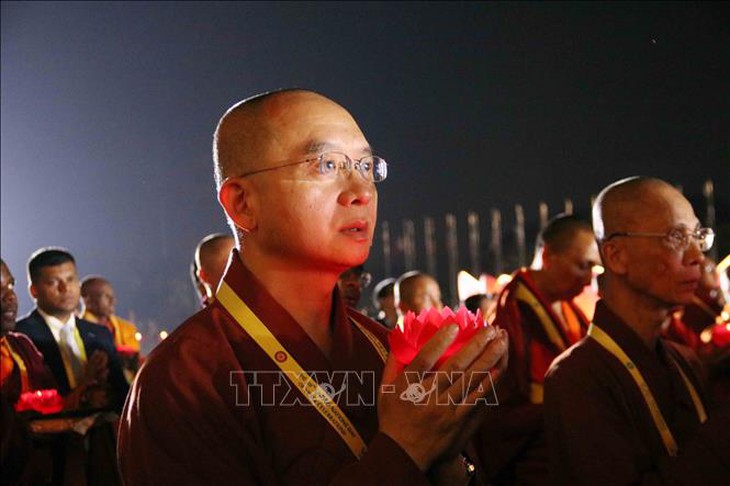 Hơn 10.000 người tham gia lễ thắp nến cầu hòa bình trong khuôn khổ Đại lễ Vesak 2025- Ảnh 2. Hơn 10.000 người tham gia lễ thắp nến cầu hòa bình trong khuôn khổ Đại lễ Vesak 2025- Ảnh 2.