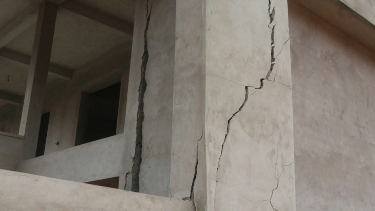 Chậm xây trường sau sạt lở, học sinh gồng mình đến lớp tạm- Ảnh 2. Chậm xây trường sau sạt lở, học sinh gồng mình đến lớp tạm- Ảnh 2.