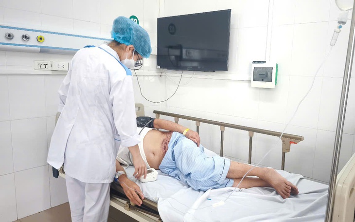 Nghĩ là "giời leo" nên đắp đậu xanh, cụ ông bị tổn thương da nghiêm trọng do zona thần kinh