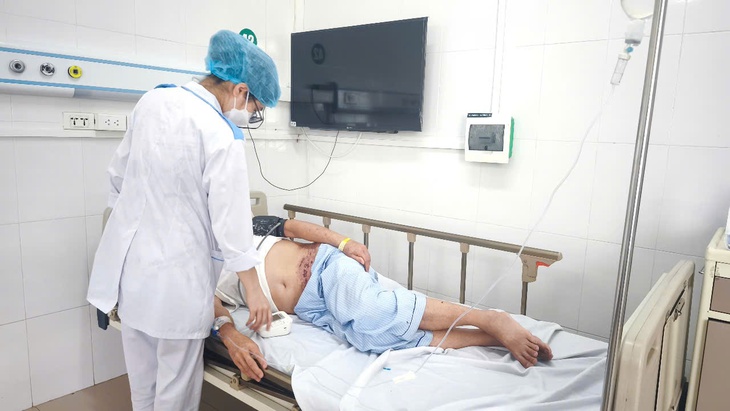 Nghĩ là 'giời leo' nên đắp đậu xanh, cụ ông bị tổn thương da nghiêm trọng do zona thần kinh- Ảnh 3.