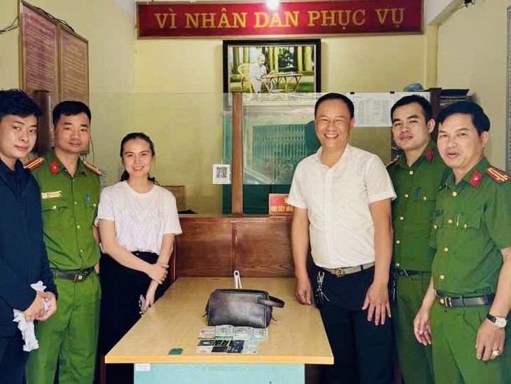 Nhặt được ví có gần nửa tỷ đồng, quyết định của quản lý nhà hàng khiến nhiều người bất ngờ- Ảnh 1. Nhặt được ví có gần nửa tỷ đồng, quyết định của quản lý nhà hàng khiến nhiều người bất ngờ- Ảnh 1.