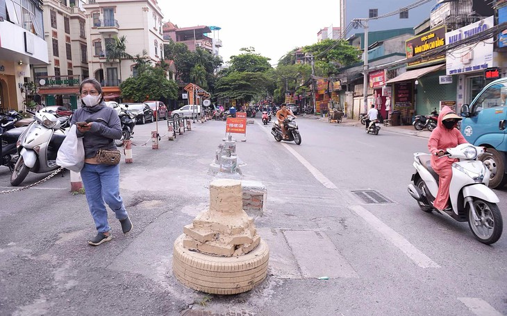 Tự ý đổ 5 trụ bê tông "chình ình" trước chung cư Lilama, xử lý thế nào?