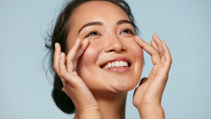 Vì sao thiếu ngủ, căng thẳng khiến da dầu luôn bóng nhờn, nhiều trứng cá?- Ảnh 1.