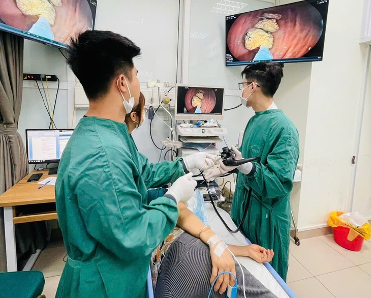 Bã thức ăn đóng cục trong dạ dày cụ bà- Ảnh 2.
