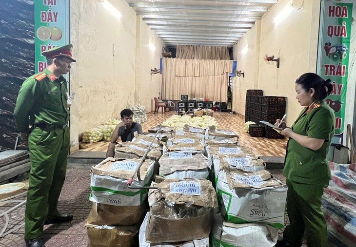 Thu giữ tiêu hủy hơn 3 tạ rau quả nhiễm hóa chất độc hại tại chợ đêm- Ảnh 2.