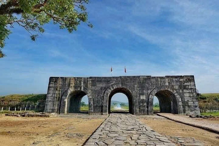 Thanh Hóa: 16 đoạn tường thành đá hơn 600 năm đứng trước nguy cơ sụp đổ- Ảnh 1. Thanh Hóa: 16 đoạn tường thành đá hơn 600 năm đứng trước nguy cơ sụp đổ- Ảnh 1.