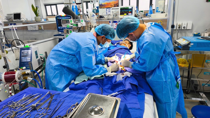 Nam thanh niên nguy kịch từ triệu chứng sốt cao, đau âm ỉ vùng thượng vị- Ảnh 1.