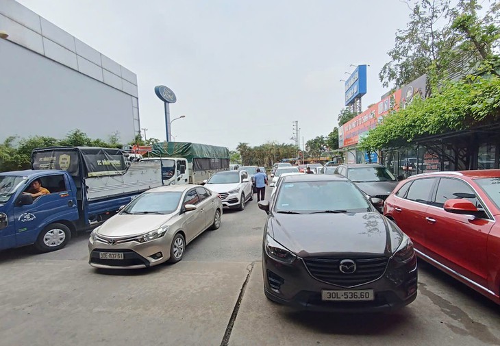 Chờ đợi hàng giờ ở trung tâm đăng kiểm Hà Nội: Đừng để xe bị từ chối vì lỗi này- Ảnh 3.