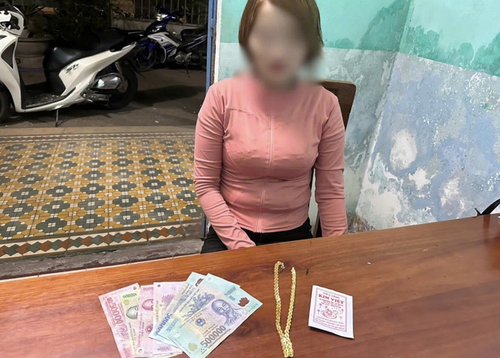 Vờ mua vàng, người phụ nữ 'cuỗm' luôn vàng- Ảnh 1.