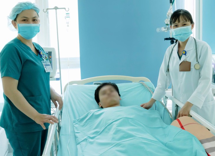 Nhờ sơ cứu đúng cách thiếu niên đuối nước ngừng thở ở biển Rạng được cứu sống- Ảnh 1.
