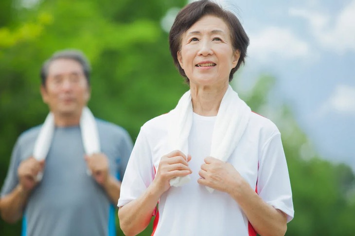 Phụ nữ tuổi mãn kinh: Những vấn đề sức khỏe thường gặp và cách ứng phó- Ảnh 2.