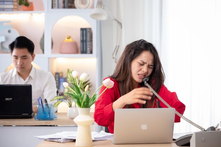 Tóc bạc, rụng sớm ở người trẻ: Dấu hiệu cảnh báo rối loạn nội sinh- Ảnh 1.