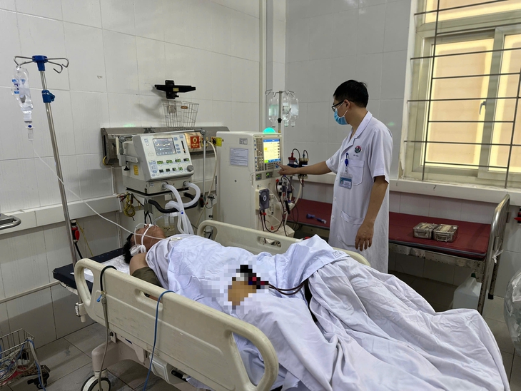 Cứu sống người đàn ông ở Hà Tĩnh bị ngộ độc rượu nặng- Ảnh 1.