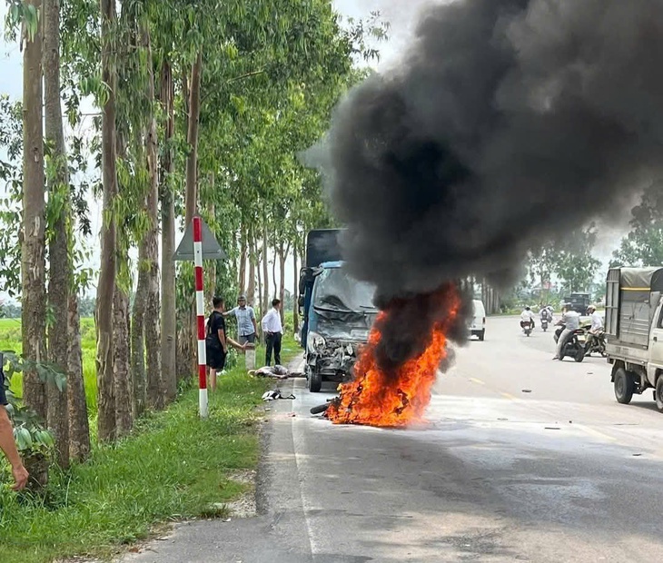 Va chạm với ô tô, người đàn ông ở Hải Dương tử vong, xe máy bất ngờ bốc cháy- Ảnh 1. Va chạm với ô tô, người đàn ông ở Hải Dương tử vong, xe máy bất ngờ bốc cháy- Ảnh 1.