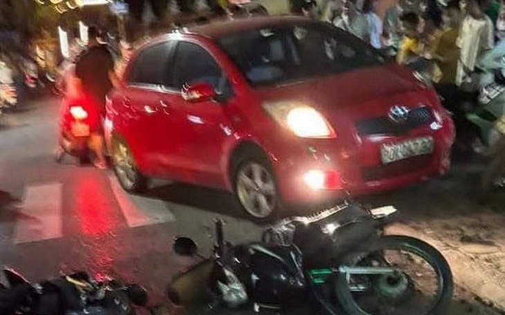 Va chạm giữa ô tô và nhiều xe máy khiến 2 người nhập viện