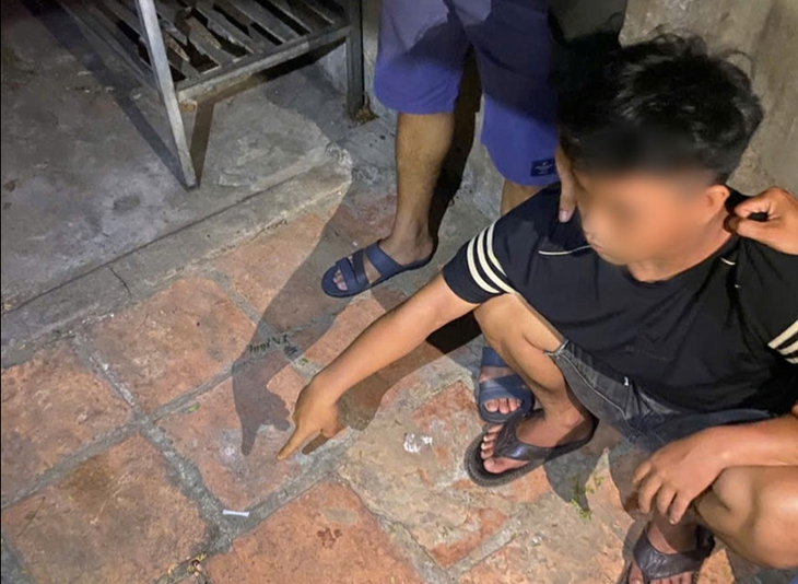 Vứt ma túy xuống đường để tháo chạy khi bị công an phát hiện- Ảnh 1.
