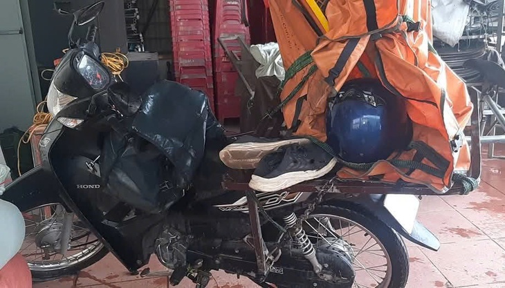 Nam shipper bị sét đánh khi đang đi trên đường- Ảnh 1.