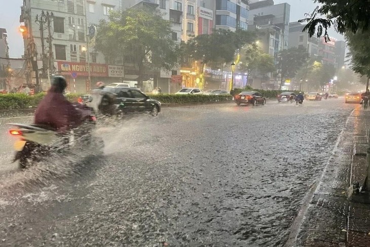 Khẩn cấp cảnh báo mưa dông rất lớn ở nhiều khu vực do khối khí nóng và lạnh giao tranh- Ảnh 2. Khẩn cấp cảnh báo mưa dông rất lớn ở nhiều khu vực do khối khí nóng và lạnh giao tranh- Ảnh 2.
