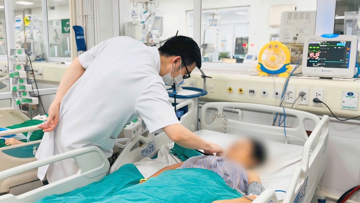 Sốc nhiễm khuẩn nặng sau tiêm khớp ở phòng khám tư- Ảnh 2.