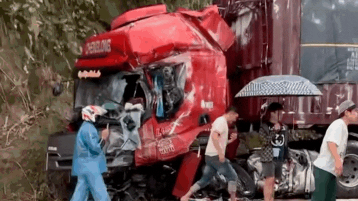 Video 2 ô tô đâm trực diện, 2 người thương vong- Ảnh 2.