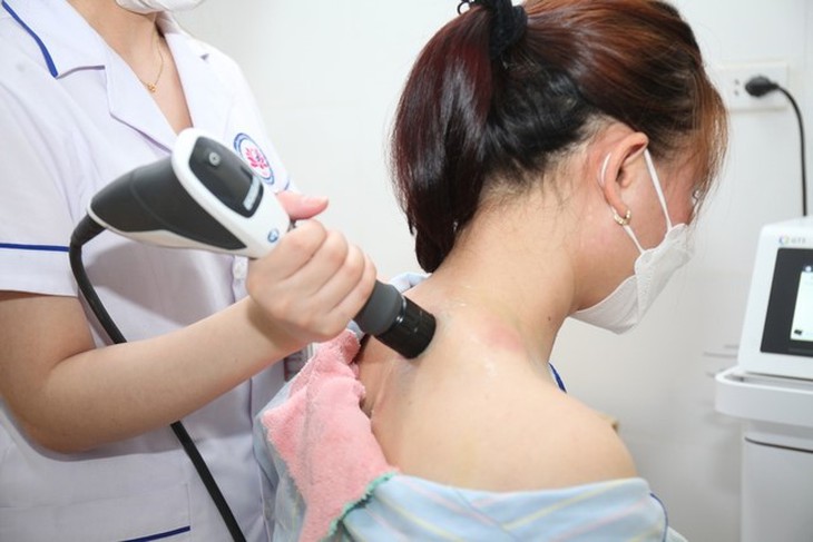 Tối ưu hóa hiệu quả điều trị thoát vị đĩa đệm đốt sống cổ bằng kết hợp Đông – Tây y- Ảnh 2.