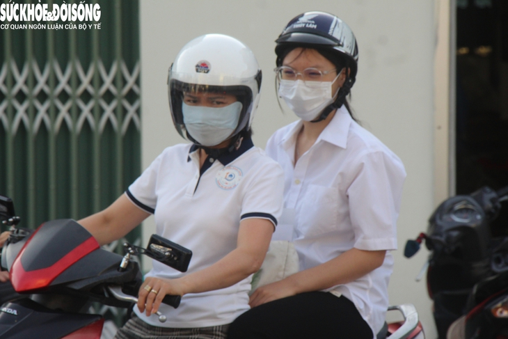 Thi vào lớp 10 công lập Quảng Ninh: Con thi, bố mẹ căng thẳng áp lực- Ảnh 1.