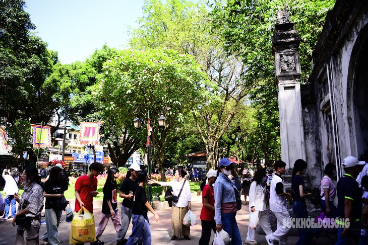 Sĩ tử đội nắng đi cầu may trước kỳ thi vào 10 - Ảnh 1. Sĩ tử đội nắng đi cầu may trước kỳ thi vào 10 - Ảnh 1.