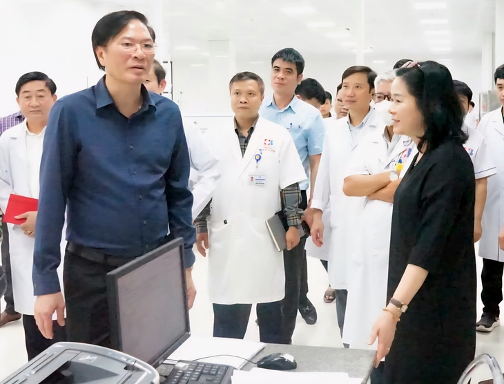 Bệnh viện Ung bướu Nghệ An hơn 1.259 tỉ đồng chính thức đi vào hoạt động- Ảnh 2. TS.BSCKII Lê Thị Hoài Chung (bên phải) kiểm tra Bệnh viện ung bướu Nghệ An cơ sở mới.