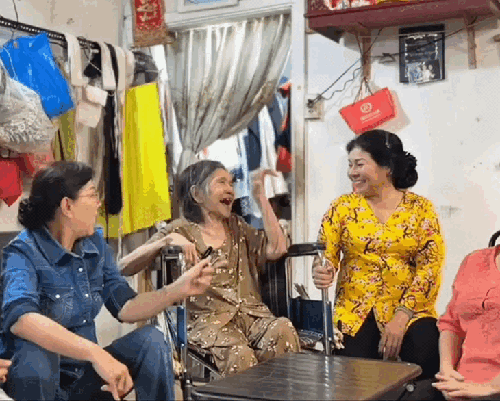 Đào chính một thời của đoàn cải lương Minh Tơ gây xúc động khi ngồi xe lăn xem đồng nghiệp diễn- Ảnh 2.