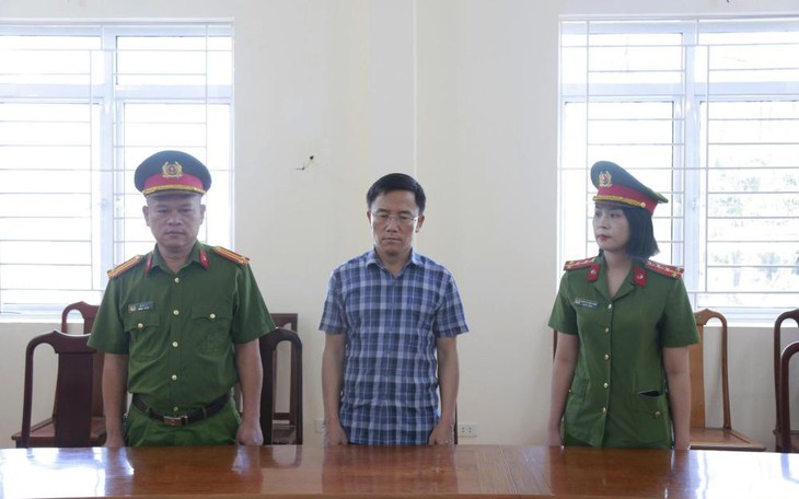 Khởi tố chủ tịch xã để hư hỏng hàng trăm tấn xi măng