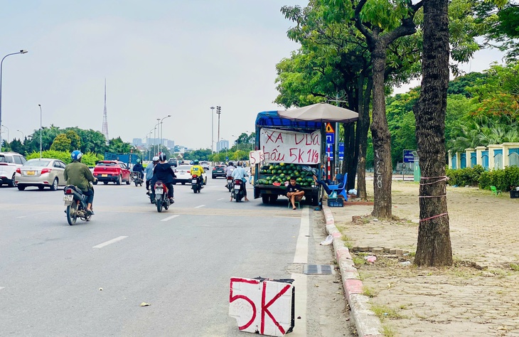 Tiểu thương lý giải nguyên nhân dưa hấu bán tràn ngập thị trường giá chỉ 5.000 đồng/kg,- Ảnh 5. Tiểu thương lý giải nguyên nhân dưa hấu bán tràn ngập thị trường giá chỉ 5.000 đồng/kg,- Ảnh 5.