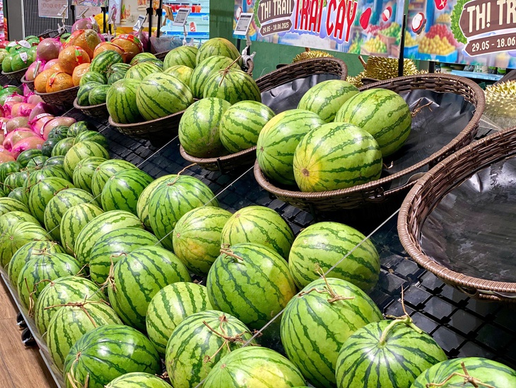 Tiểu thương lý giải nguyên nhân dưa hấu bán tràn ngập thị trường giá chỉ 5.000 đồng/kg,- Ảnh 8. Tiểu thương lý giải nguyên nhân dưa hấu bán tràn ngập thị trường giá chỉ 5.000 đồng/kg,- Ảnh 8.