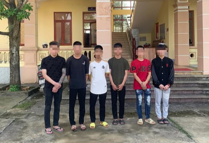 'Băng nhóm' tuổi teen mang hung khí đi chém người giữa phố- Ảnh 1. 'Băng nhóm' tuổi teen mang hung khí đi chém người giữa phố- Ảnh 1.