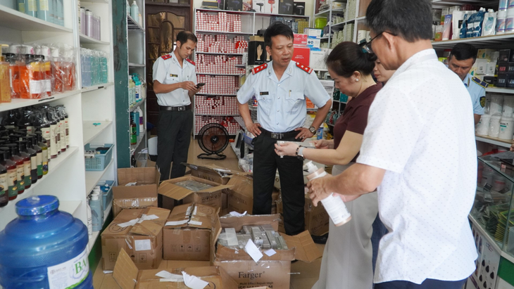 Phát hiện hàng trăm sản phẩm mỹ phẩm không rõ nguồn gốc- Ảnh 1. Phát hiện hàng trăm sản phẩm mỹ phẩm không rõ nguồn gốc- Ảnh 1.