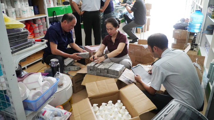 Phát hiện hàng trăm sản phẩm mỹ phẩm không rõ nguồn gốc- Ảnh 2. Phát hiện hàng trăm sản phẩm mỹ phẩm không rõ nguồn gốc- Ảnh 2.
