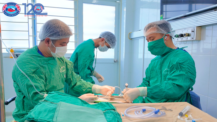 Bệnh viện Hữu nghị Việt Tiệp phẫu thuật tái nối thành công ca đứt rời nửa bàn tay trái, mở ra kỳ tích mới- Ảnh 2.