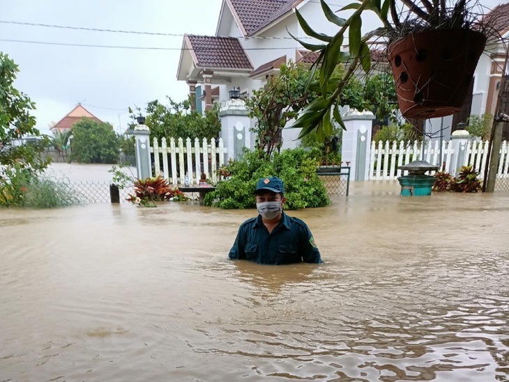 Áp thấp nhiệt đới mạnh lên thành bão, miền Trung hứng đợt mưa lớn- Ảnh 2.