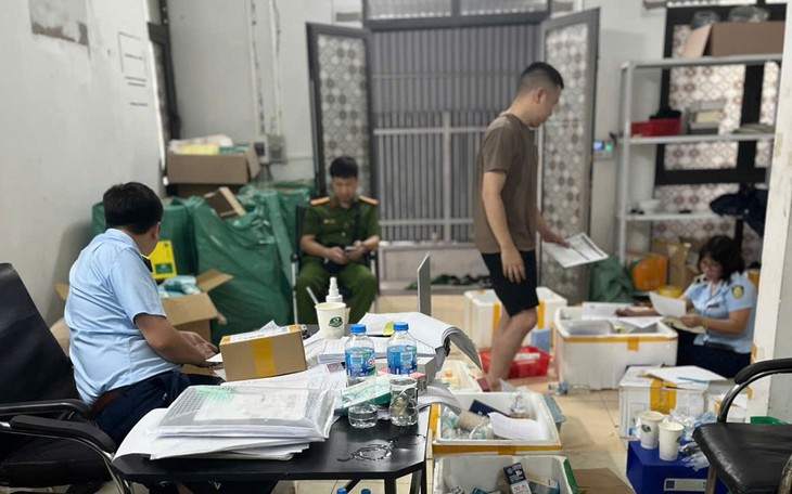 Kiểm tra 4 cơ sở kinh doanh mỹ phẩm ở Hà Nội, phát hiện 3.500 sản phẩm nhập lậu