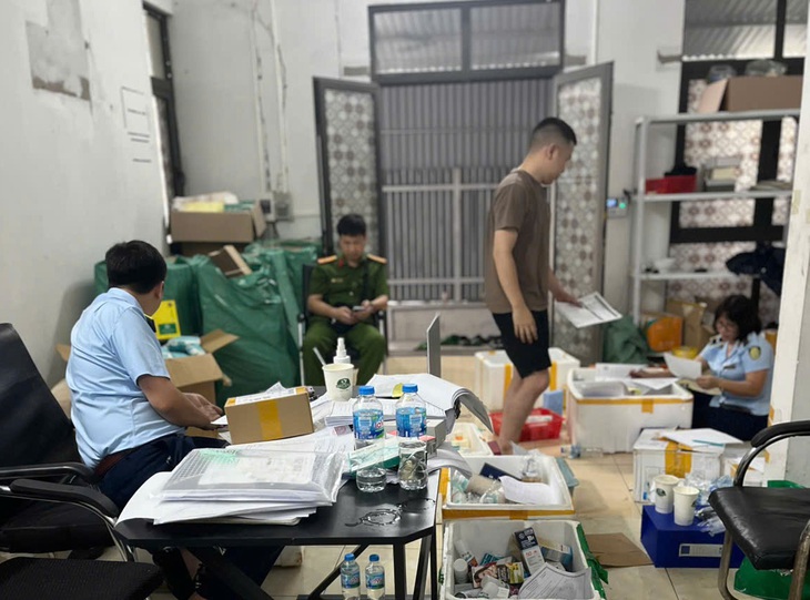 Kiểm tra 4 cơ sở kinh doanh mỹ phẩm ở Hà Nội, phát hiện 3.500 sản phẩm nhập lậu- Ảnh 1.