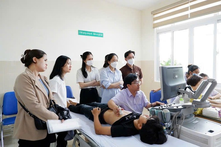 Bác sĩ trong ê-kíp thông tim bào thai cho phụ nữ Singapore tham gia chữa nhiều ca tim bẩm sinh ở Khánh Hoà- Ảnh 2.