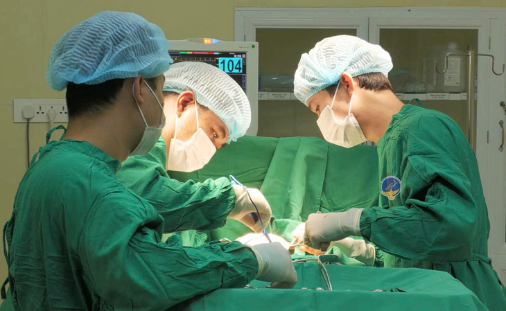 Cho ong mật đốt vú chữa ung thư, người phụ nữ phải cắt bỏ 2 vú- Ảnh 1.