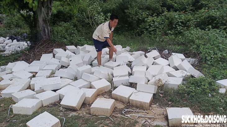 Hàng trăm viên nén màu trắng nghi là phôi xà phòng bị vứt bỏ trái phép- Ảnh 1. Hàng trăm viên nén màu trắng nghi là phôi xà phòng bị vứt bỏ trái phép- Ảnh 1.