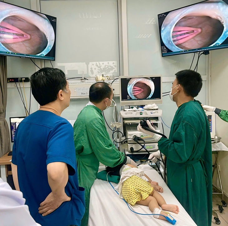 Thót tim gắp chiếc kẹp tóc sắc nhọn dài 5 cm trong dạ dày bé gái- Ảnh 3.
