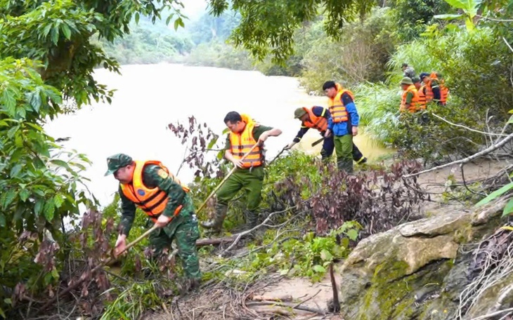 Tin mới nhất vụ vợ chồng trẻ mất tích giữa sông Chảy