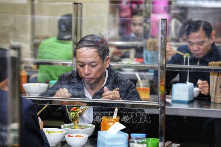 Giá thực phẩm, rau xanh tăng nhẹ, các quán kinh doanh ăn uống giữ giá ổn định- Ảnh 1. Giá thực phẩm, rau xanh tăng nhẹ, các quán kinh doanh ăn uống giữ giá ổn định- Ảnh 1.