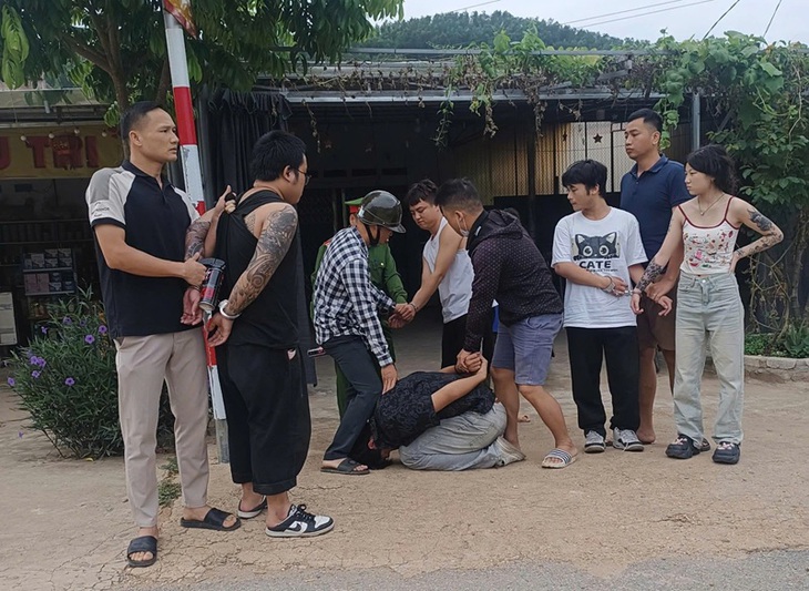 Nhóm đối tượng người nước ngoài dùng bình xịt hơi cay cướp ô tô trên cao tốc- Ảnh 1.