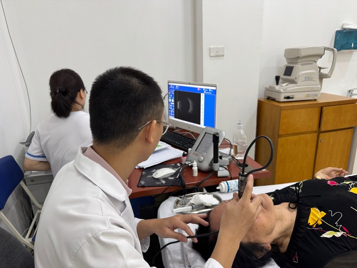 Mờ mắt đột ngột - Coi chừng tắc tĩnh mạch võng mạc!- Ảnh 2.